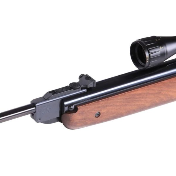 The Weihrauch HW80 Springer 4.5mm is one of the best break-barrel air rifles available. It is often classified as "the work-horse" of springers. This is due to its robust construction, excellent accuracy and powerful mainspring. These features guarantee an extraordinary efficiency and penetration power, especially at longer distances.