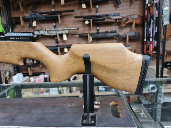 A beautiful and comfortable beechwood stock on the Artemis M16A Regulated 5.5mm.